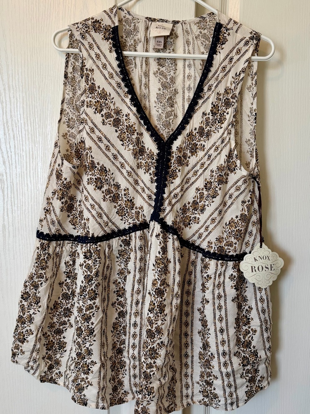 NWT Knox Rose Cream, Navy and Tan Floral V‑Neck Peplum Top
